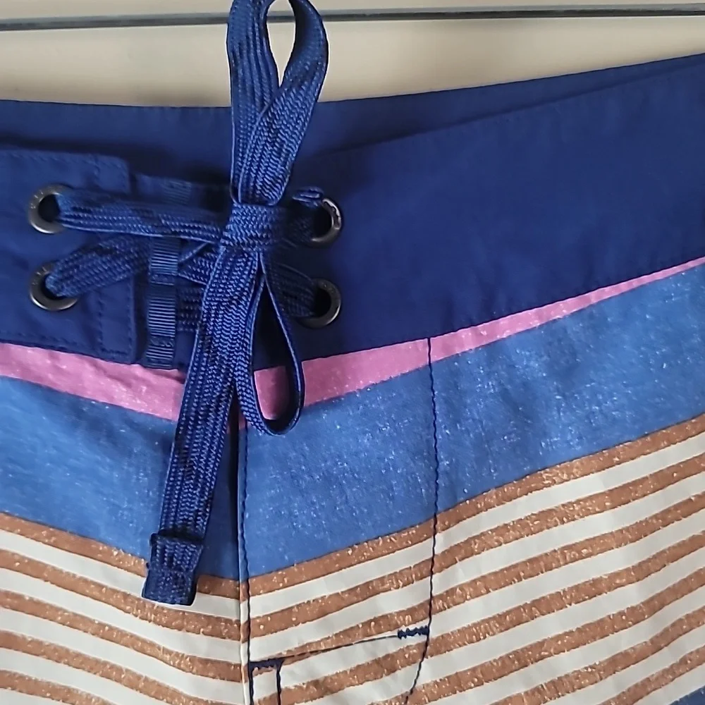 Women's Patagonia Wave Maker Board Surfing short Pink & Blue Stripe SZ 8 - Picture 5 of 15